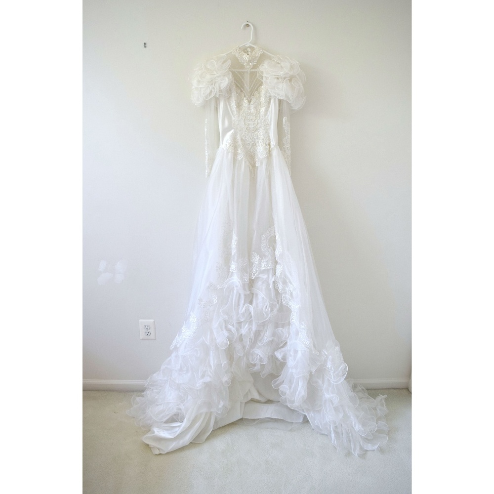 Beautiful Vintage Lace Long-Sleeve Wedding Gown - Picture 1 of 9